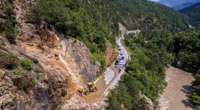 Пътят Смолян – Пловдив е затворен от свлечена скална маса
