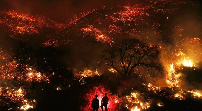 Хиляди пожарникари, които се борят с бушуващите в Калифорния пожари,