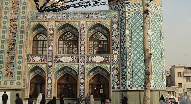 Ирански демонстранти нападнаха снощи духовно училище в намиращия се недалеч