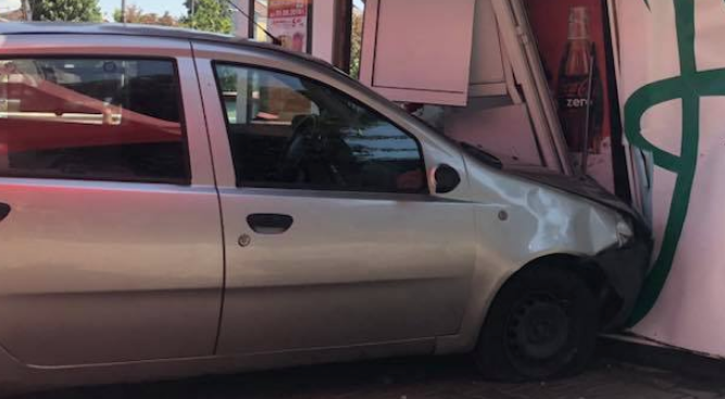 Кола се удари в павилион за бързо хранене в София.