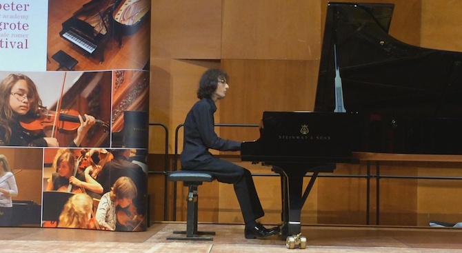 Младият пианист Николай Димитров от Националното училище по изкуствата в