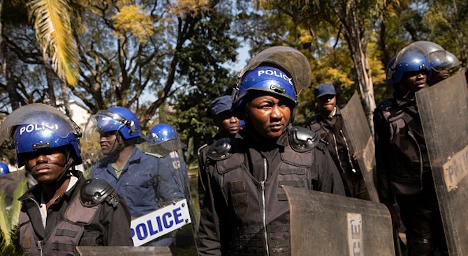 Зимбабвийската полиция арестува бившия министър на финансите и опозиционен лидер