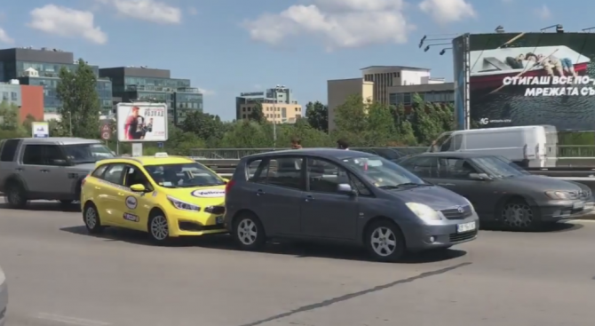 Жена реши да изкара гнева си върху таксиметров шофьор, който