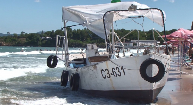 Неуправляема лодка за разходка се заби на плаж Крайморие край