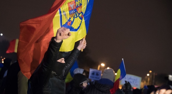 Хиляди румънци протестираха за втори пореден ден вчера в Букурещ