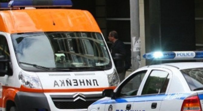 Кола на Спешна помощ се заби в тролейбус по линия