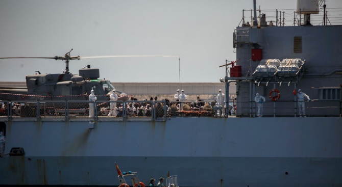 Спасителният кораб "Акуариус" със 141 мигранти на борда хвърли котва