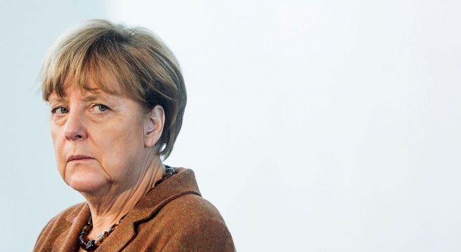 Стотици крайнодесни протестиращи призоваха германската канцлерка Ангела Меркел да подаде