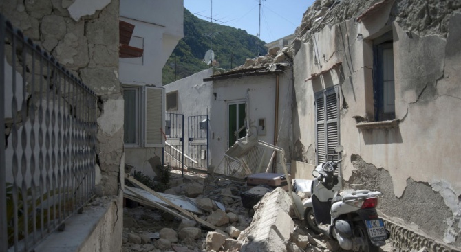 В Италия застаряващи къщи също може да рухнат, пише френският
