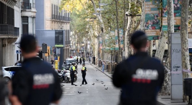 Испанската полиция простреля мъж, който въоръжен с нож, се опита