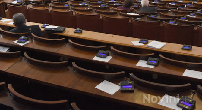 Председателят на парламента Цвета Караянчева свиква извънредно заседание на Народното