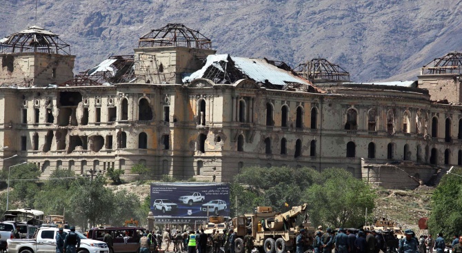 Талибани обстреляха с ракети двореца на афганистанския президент Ашраф Гани,