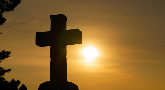 Дарители са възстановили паднали кръстове в църковен храм в Еленско,