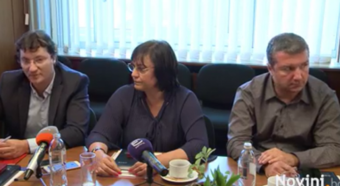 Председателят на Комисията за финансов надзор Карина Караиванова се опитва