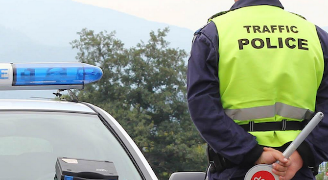 Чучела с униформа на пътни полицаи и палки пазят жителите