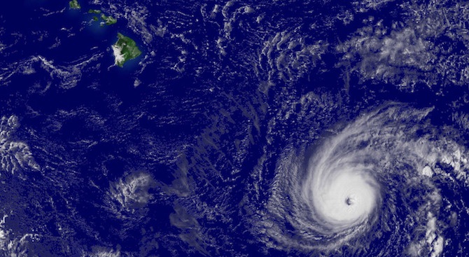 Хаваите се подготвят за ураган от най-високата 5-а степен. Метеоролозите