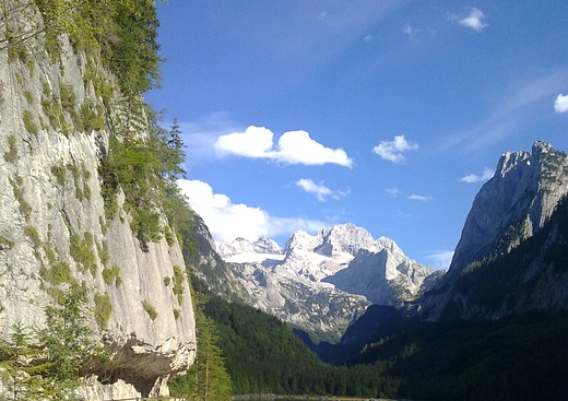 В швейцарските Алпи платнища предпазват Ронския ледник от горещините. Той