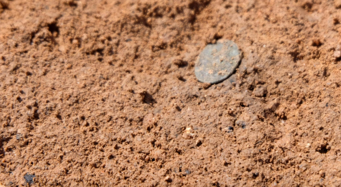 Сребърна обеца, монети и предмети от бита са открити при
