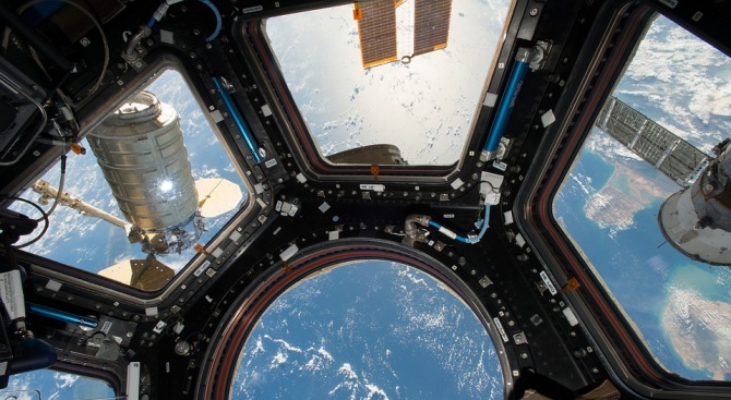 Астронавти разместиха оборудването в Международната космическа станция и направиха своеобразен