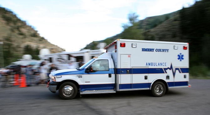 13-годишно момче от Роуд Айлънд, САЩ открадна линейка, направи катастрофа