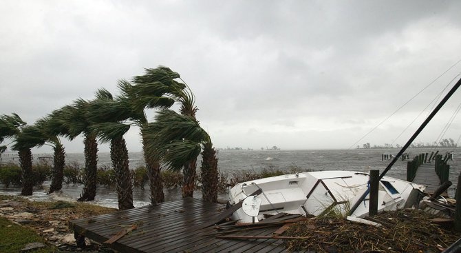 Ураганът Лейн напредва към Хавай и предизвиква наводнения и свлачища