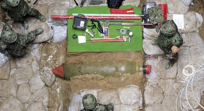 Екип германски сапьори обезвреди днес 500-килограмова невзривена бомба от Втората