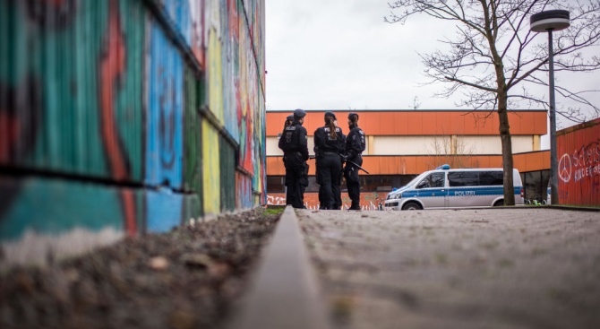 Германската полиция съобщи, че един човек е убит и двама