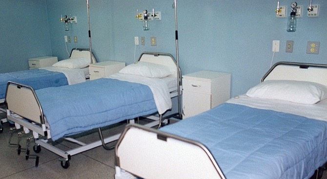 Всичките шестима души хоспитализирани в УМБАЛ "Св.Анна" след катастрофата край