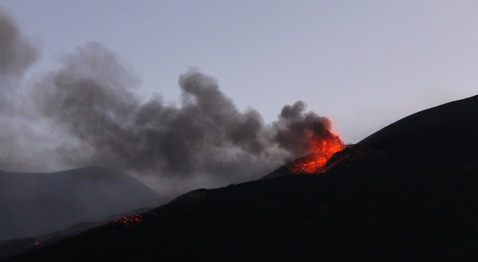 Вулканът Етна отново изригна огромни стълбове лава и пепел. Активността
