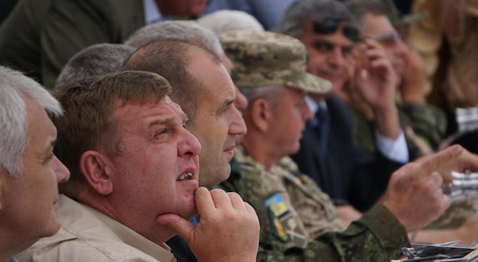 Министърът на отбраната Красимир Каракачанов и началникът на отбраната генерал
