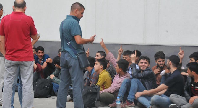 Група от 25 нелегални имигранти е задържана близо до Бургас.