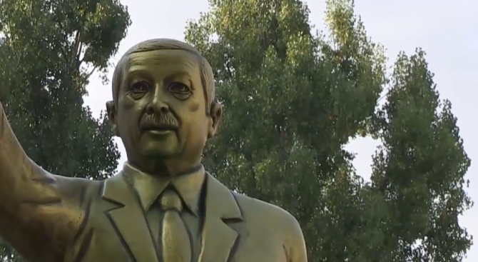 Четириметрова златна статуя на турския президент Реджеп Тайип Ердоган бе