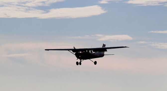Селскостопански самолет закачи с опашката си жица и кацна аварийно