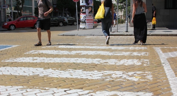 Започна опресняването на пешеходните пътеки и пътната маркировка в Свищов.