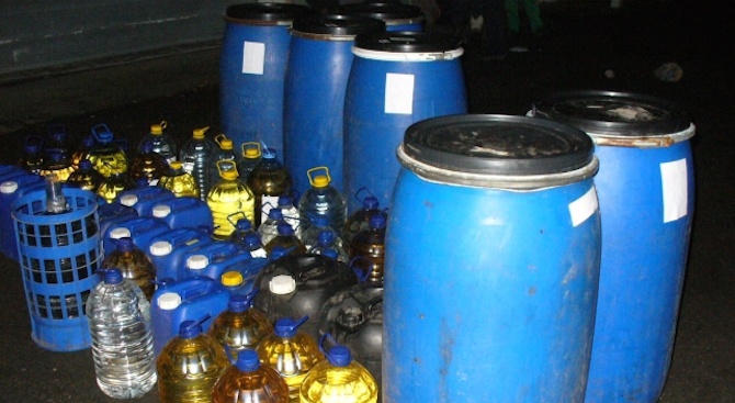 Митнически служители задържаха 501 литра нелегален етилов алкохол. Алкохолът е