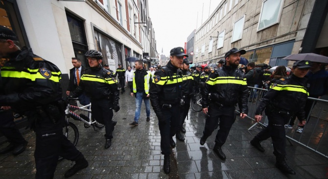 Трима души пострадаха при атака с хладно оръжие в Амстердам,