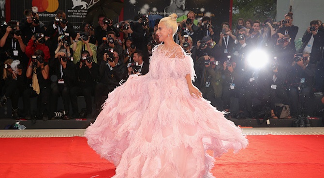 Певицата Лейди Гага наелектризира публиката на кинофестивала във Венеция, където