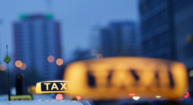 Нощни проверки на такситата в Бургас в започнаха по искане