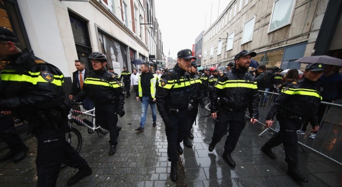 Нападателят в Амстердам, който вчера рани двама души на централната
