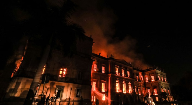 Огромен пожар пламна в прочутия Национален музей на Рио де