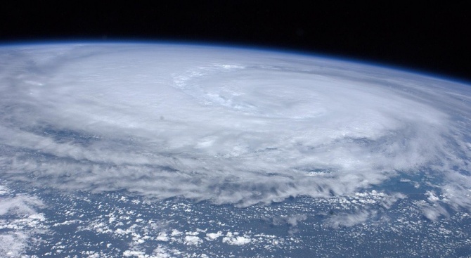 Тайфунът "Джеби" се движи днес към Западна Япония и властите