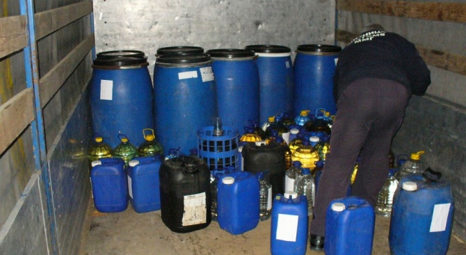 Служители на митническа мобилна група откриха и задържаха 1000 литра