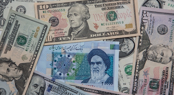 Иранският риал достигна рекордно ниско равнище спрямо американския долар на