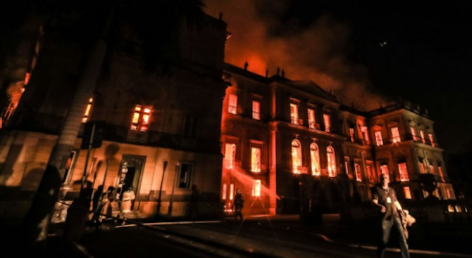 Огромният пожар, който избухна в Националния музей на Бразилия в