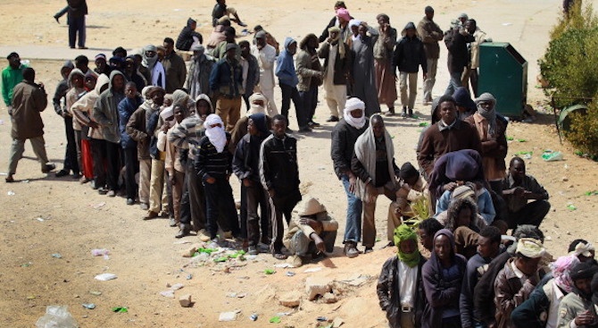 Стотици мигранти са избягали от център за задържане в либийската