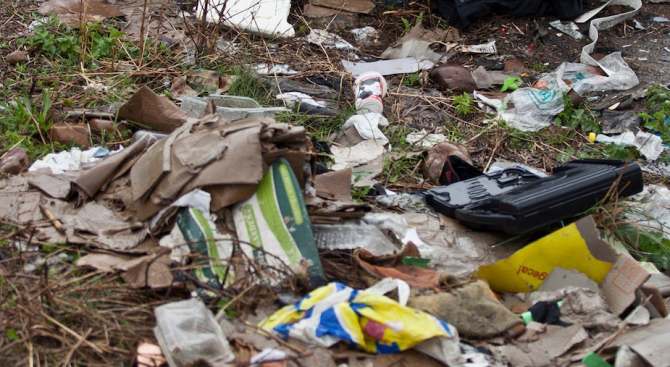 Природозащитници стовариха боклуци пред кметството в Маджарово. Така те протестират