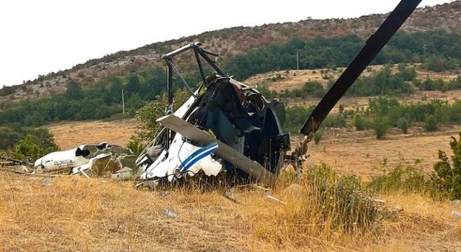 Четирима души загинаха при падането на малък хеликоптер върху завод