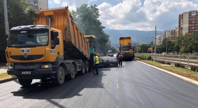 Започна полагането на последния слой асфалт на бул. “България”. Настилката