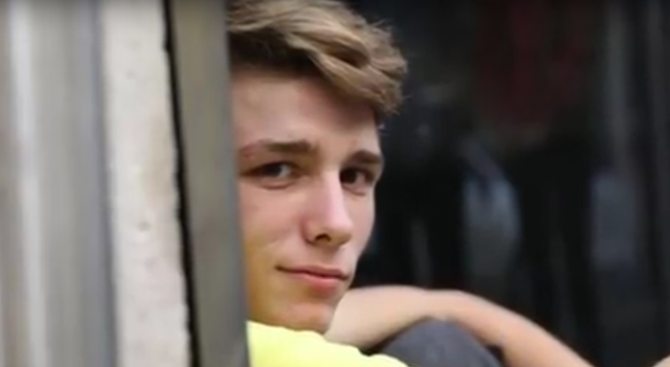 Историята на бездомно момче от няколко седмици разтърсва Франция. Десетки