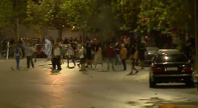 Гръцката полиция използва сълзотворен газ срещу демонстранти в Солун, протестиращи